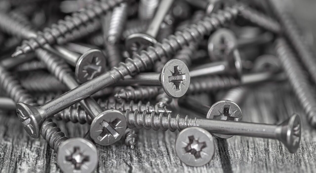 stainless-steel-screws-4607197_1280